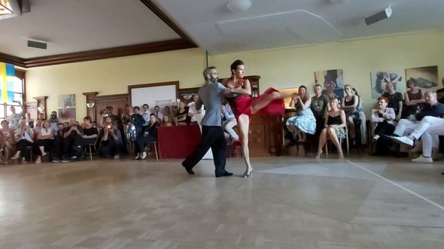 Loca - Orquesta Típica La Juan D'Arienzo - Borja Alkalde & Christina Goméz смотреть онлайн