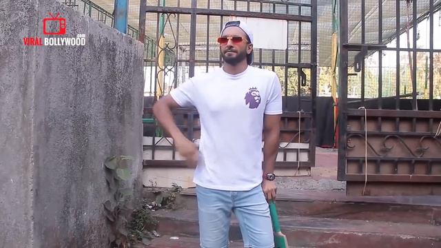 Ranveer Singh NOT in HAPPY Mood with Media Spotted at Airport смотреть онлайн