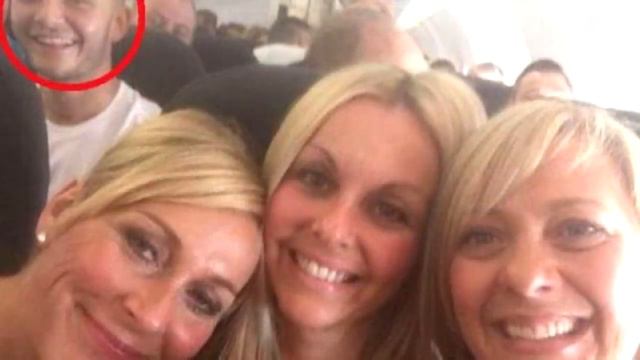 Подруги сдeлали селфи в самолёте! Рассмотрев фото, они ПОБЛЕДНЕЛИ от увиденного! смотреть онлайн