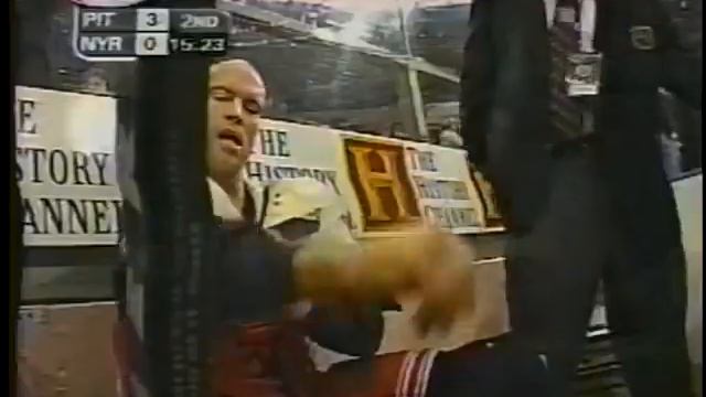 Mark Messier vs Darius Kasparaitis смотреть онлайн