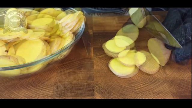 Ваша семья будет в восторге. Вкусный рецепт куриных бёдрышек с картошкой!