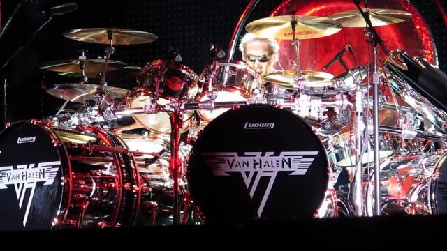 Van Halen - Alex Van Halen Drum Solo @ Klipsch Music Center 9/2/15 Noblesville, IN смотреть онлайн
