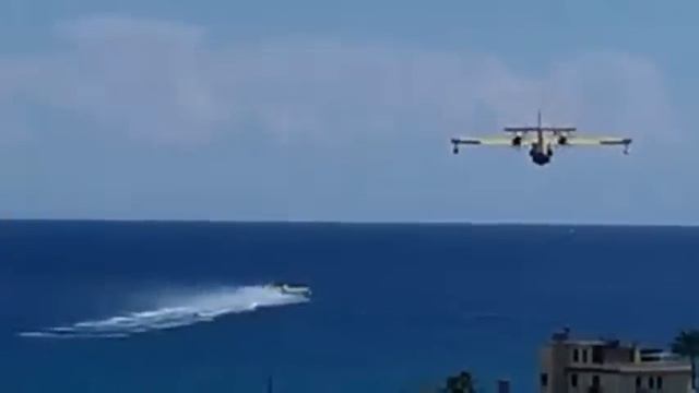 Albenga, il video del motoscafo che taglia la strada al Canadair смотреть онлайн