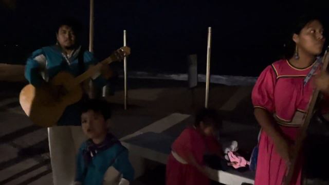 Marie MacDonald singing with Mexican people смотреть онлайн