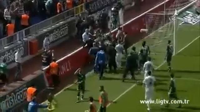 Bursaspor'lu kaleci Harun Tekin'den Kasımpaşa'lı taraftara dayak смотреть онлайн