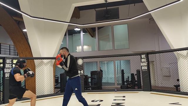 Varyag Fight Gym (Митино). Бокс 20.09.2024 (клетка раунд #2) смотреть онлайн