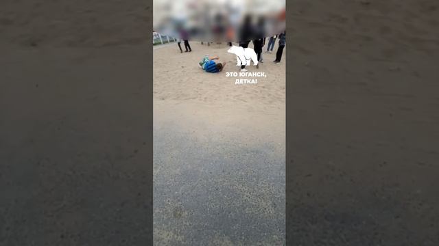 Брат за брата: в ХМАО толпа подростков избила ребенка на детской площадке смотреть онлайн