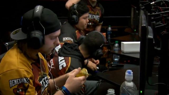 Call of Duty World League Championship Presented by PlayStation 4 - XPZone: Day 1 смотреть онлайн