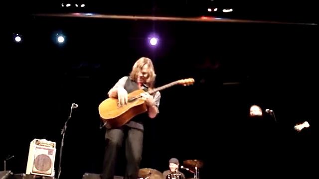 Monte Montgomery playing the end of Bringing Me Down at the Palace Theatre Grapevine смотреть онлайн