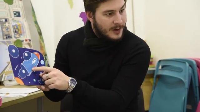 Hannes, Smile English School teacher смотреть онлайн