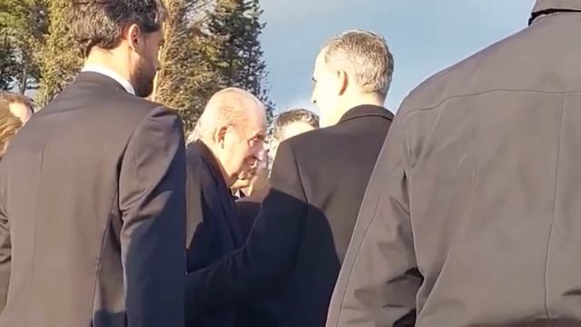 FELIPE VI ABRAZA y da DOS BESOS a JUAN CARLOS I en el FUNERAL de CONSTANTINO de GRECIA | RTVE смотреть онлайн