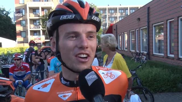 Jesper Asselman vlak voor de start WIELERSPEKTAKEL Naaldwijk смотреть онлайн