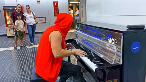 PIRATES OF THE CARIBBEAN METROSTATION PIANO PERFORMANCE BARCELONA Peter Buka