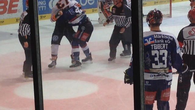 Vorbereitungsspiel Iserlohn Roosters gegen die Grizzly Adams Wolfsburg. Fight Button vs. Mayer смотреть онлайн