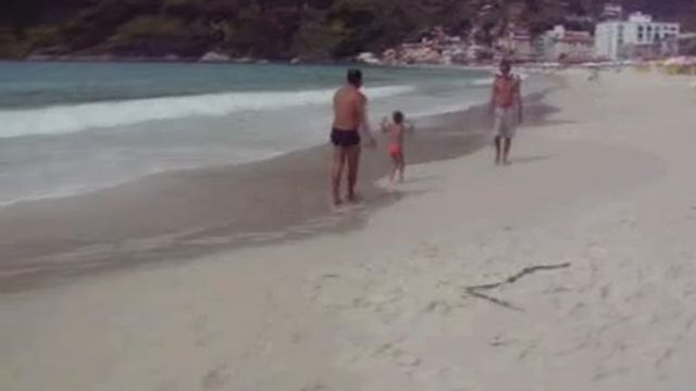 William subindo rampa no SESC e andando na areia da praia. смотреть онлайн