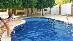 DESAFIO CAÇA AOS OVOS NA PISCINA COM MEUS AMIGOS - Leticia e Af
