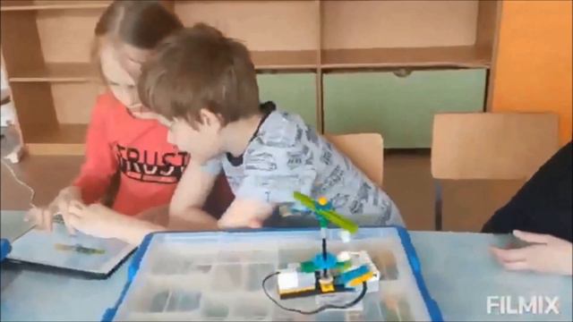 Юные инженеры на занятиях по робототехнике в детском саду