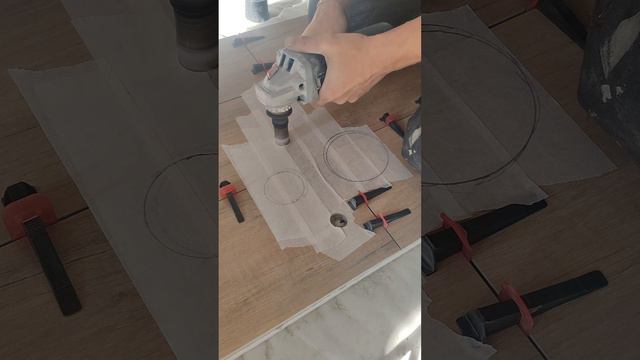 Обычный день при работе с плиткой! Одно отверстие на трёх плитках! смотреть онлайн