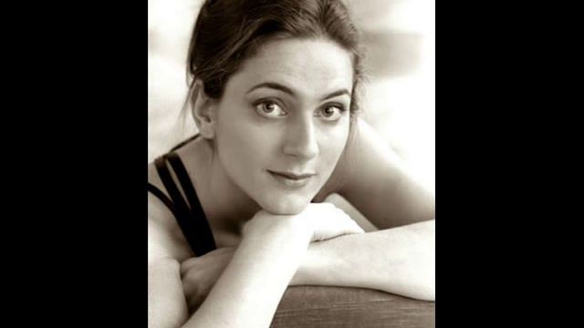 Delphine Galou - Con palme ed allori смотреть онлайн