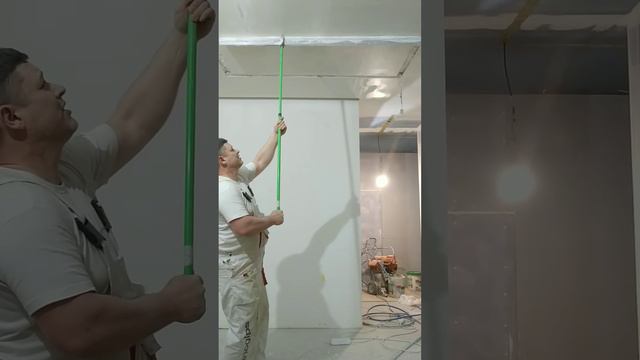 Выравнивание потолка правилом с пола без подмостей и ходуль | шпаклевание потолка | потолок из ГКЛ смотреть онлайн