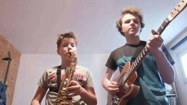 Jonas & Lukas Schmidlehner spielen gemeinsam Saxophon und E-Gitarre смотреть онлайн