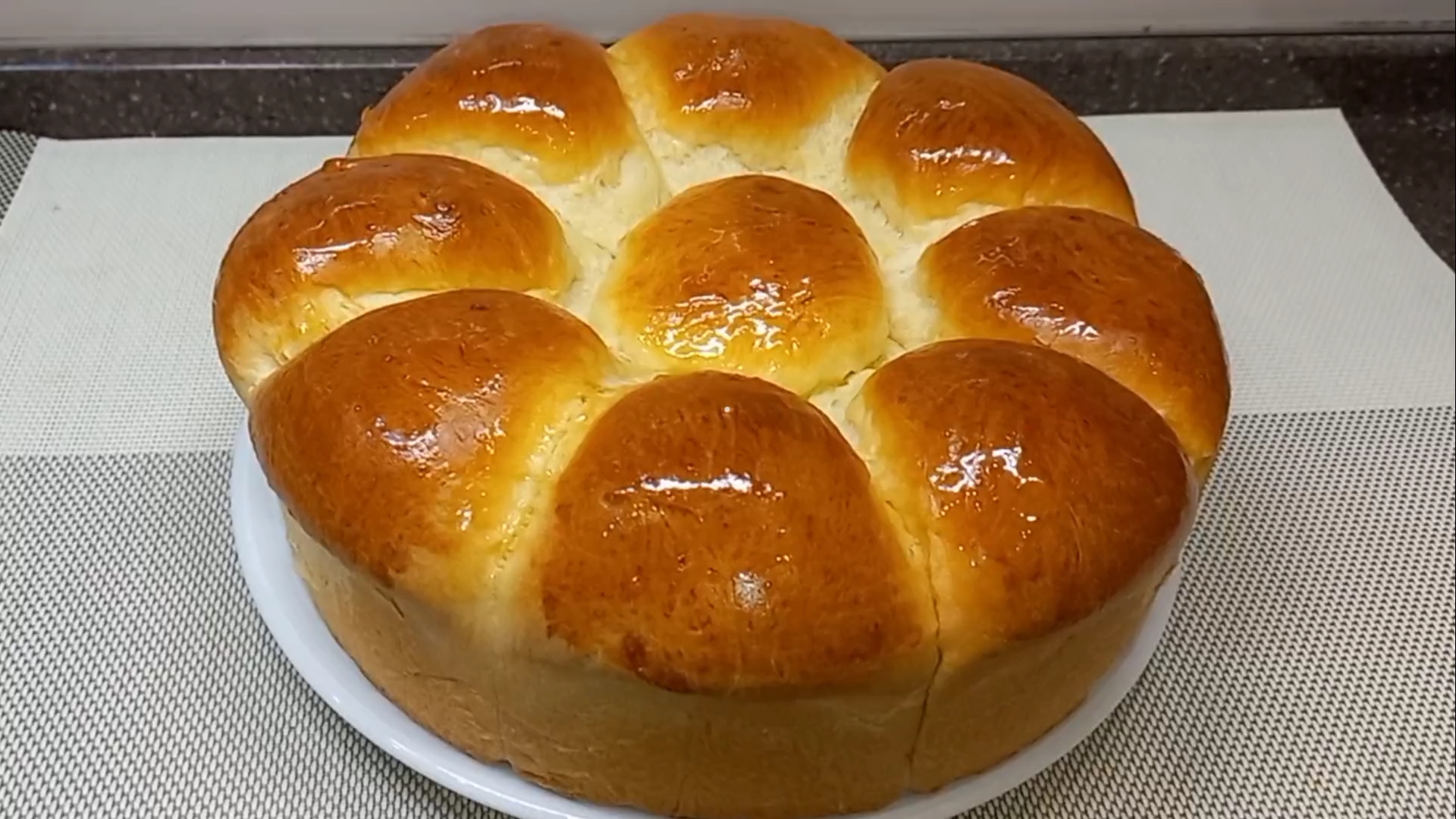 Сдобные БУЛОЧКИ или разборный ПИРОГ с карамелью Тесто как ПУХ! ПИРОГ "ДРУЖНАЯ СЕМЕЙКА" смотреть онлайн