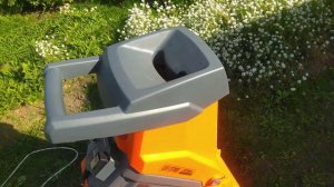 Садовый измельчитель DAEWOO DSR2700E измельчает цветы.