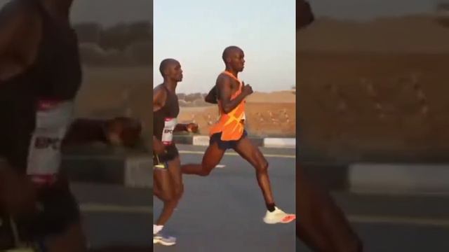 Jacob Kiplimo overtaking others like a Range Rover смотреть онлайн