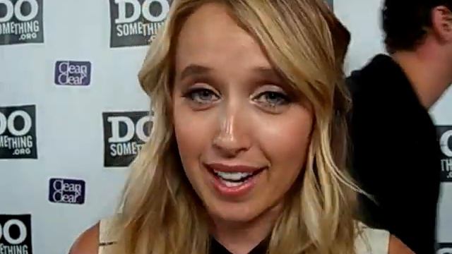 TWIST Vid: Megan Park's Back-to-School Fashion! смотреть онлайн