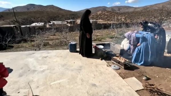 Afsana going to his brother Malik in the TARAZ channel