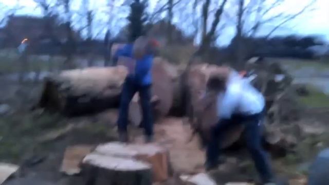 2 men splitting logs with axes смотреть онлайн