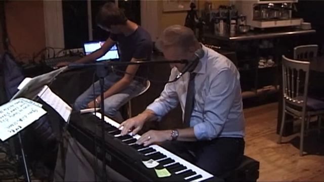 Stompin' at the Savoy - by Conny van Bergen & Trio Paul Poulissen смотреть онлайн