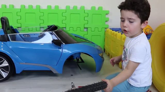 Karpuz Tekerler! Yusuf Ride Powered Car & Change Wheels-Funny Kids Video смотреть онлайн