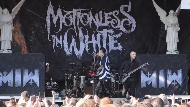 MOTIONLESS IN WHITE-Necessary Evil @ Vans Warped Tour San Diego смотреть онлайн