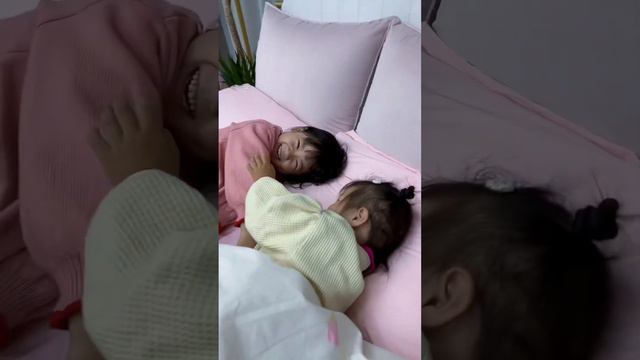 單親爸爸|再過十幾天就要回家了，妮廠長給大家加油，縫紉機都快踩冒煙了！【工厂小妮】#萌娃 #親子 #cutebaby #療癒 #funny смотреть онлайн