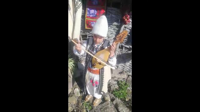 Славян Мацев (6 клас) изпълнява "Тенчово пайдушко" смотреть онлайн