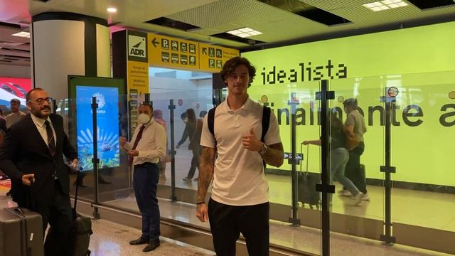 Roma, ecco Svilar: l'arrivo del portiere nella Capitale смотреть онлайн