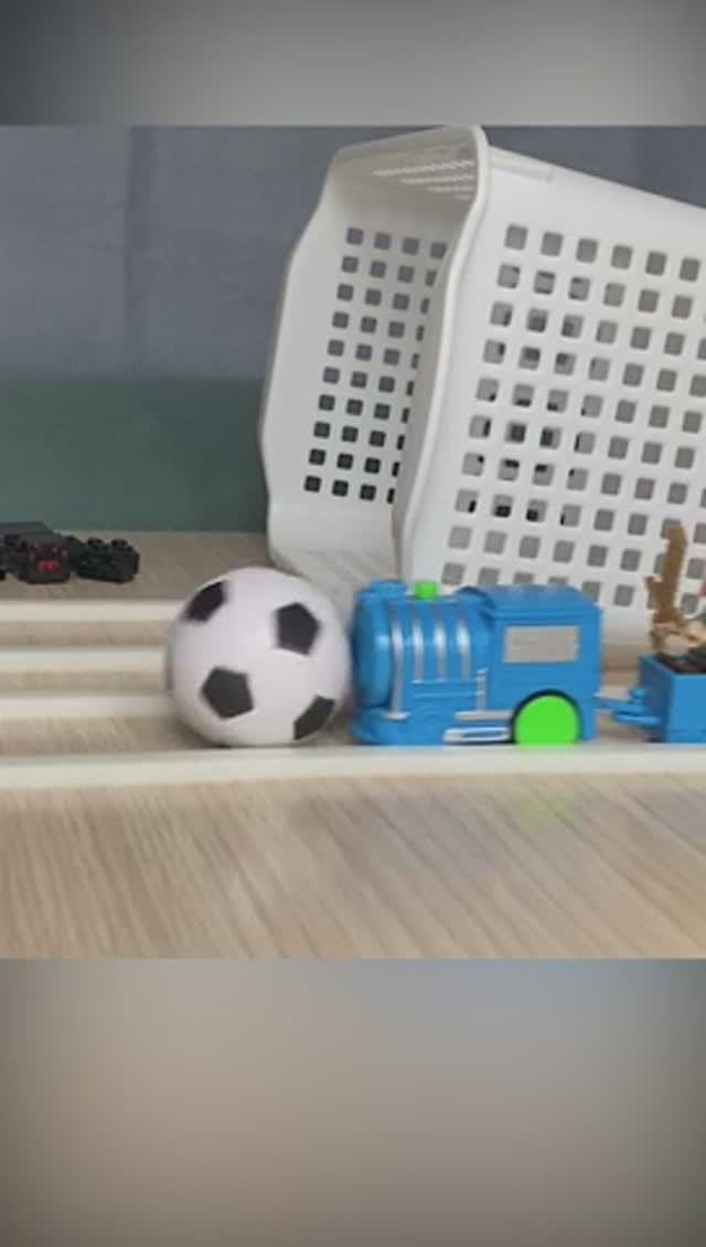 Алекс из Майнкрафта на игрушечном паровозике играет в футбол