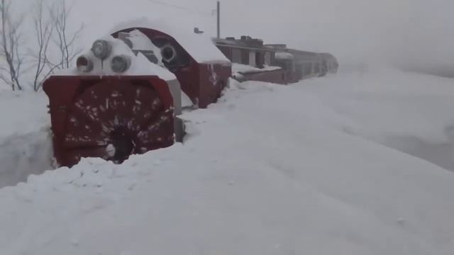 TRAIN THROUGH SNOW STORM COMPILATION, TRENI SPAZZANEVE PAZZESCHI смотреть онлайн