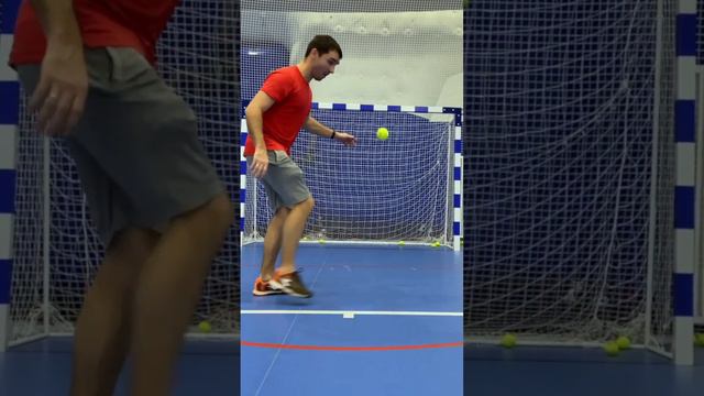 Футболист играет в теннис смотреть онлайн