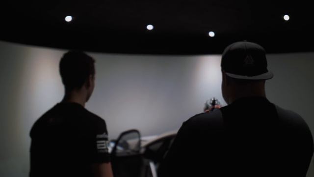 VI VISER EN YOUTUBER HVORDAN MAN KØRER EN ÆGTE RACERSIMULATOR! смотреть онлайн
