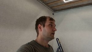 Как можно сделать парящий натяжной потолок в гостиной с световыми линиями