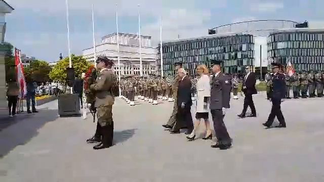President Tony Tan at the wreath-laying ceremony at the Tomb of the Unknown Soldier смотреть онлайн