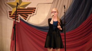 Молодые ребята с фотографии смотрят