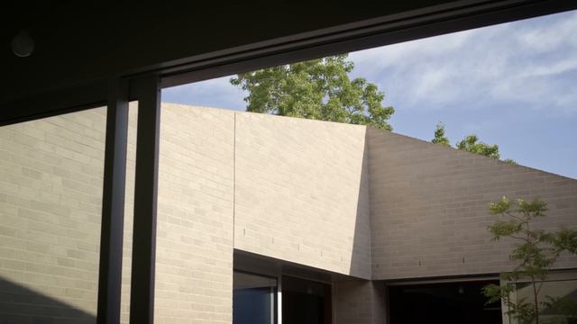 Architect Builds A Tiny Brick Home With a Courtyard at Its Heart (House Tour) смотреть онлайн