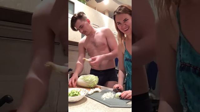 VLOG: ГОТОВИМ ВМЕСТЕ ШАУРМА САМАЯ ВКУСНАЯ В МИРЕЛЮБЛЮ ЖИЗНЬ ПРИЯТНЫЙ ВЕЧЕР С АНДРЕЕМ смотреть онлайн