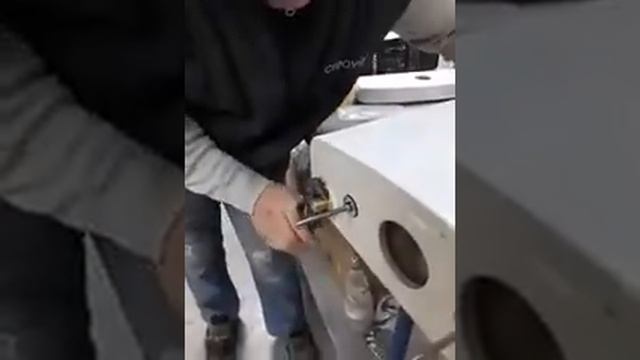 Установка механизма смыва IT5030 на бачок Creavit LR410