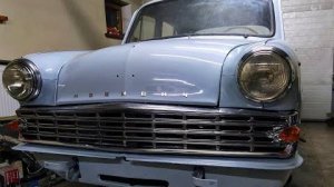 Реставрация Москвича-403ИЭ. Устанавливаю решётку радиатора и фары.