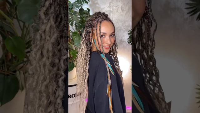 Гофродреды дополненными прекрасными перьями из острова Бали смотреть онлайн