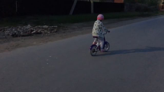 Карина сама на двухколесном велосипеде едет! смотреть онлайн